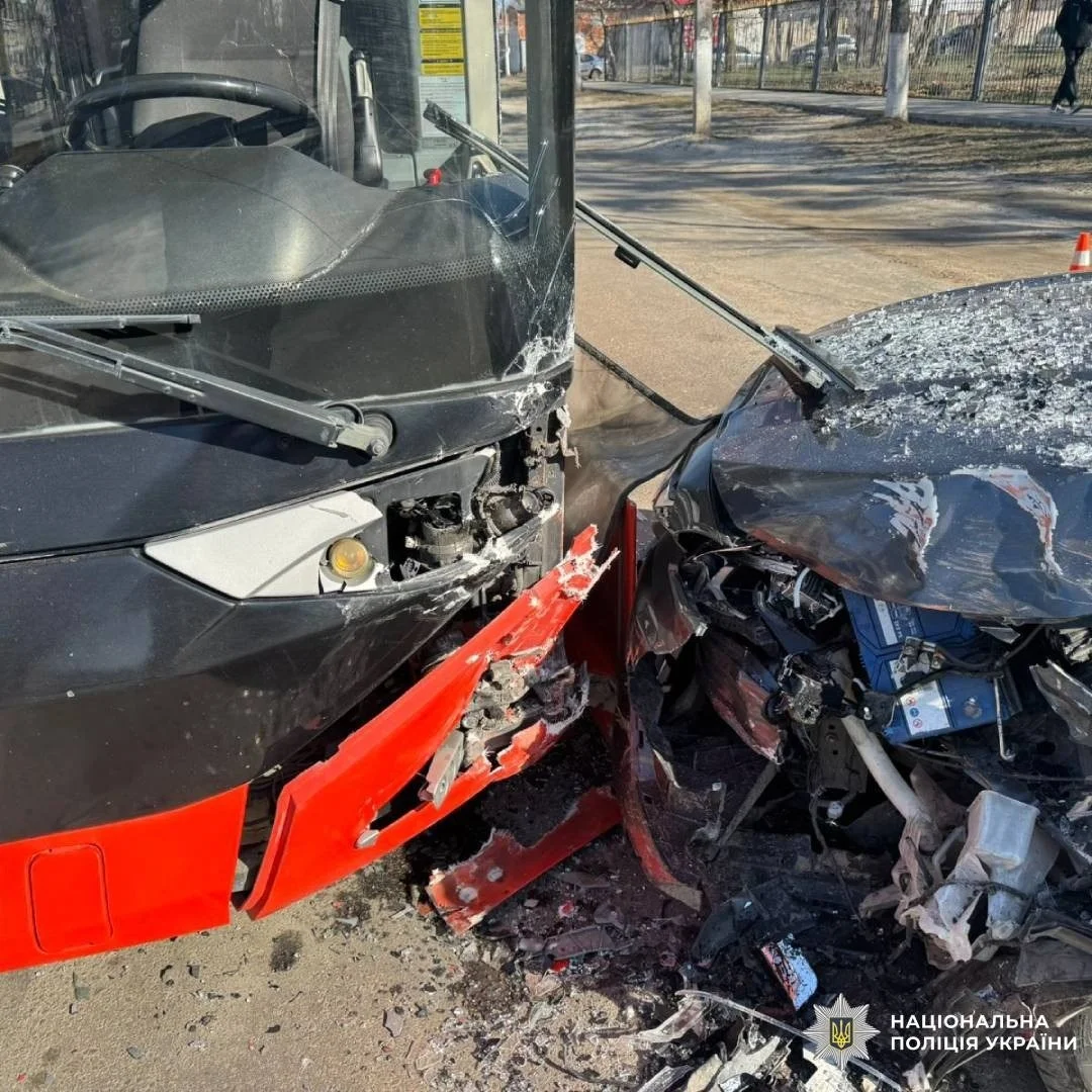 Виїзд на зустрічну смугу в Харкові: Subaru протаранив автобус на зупинці