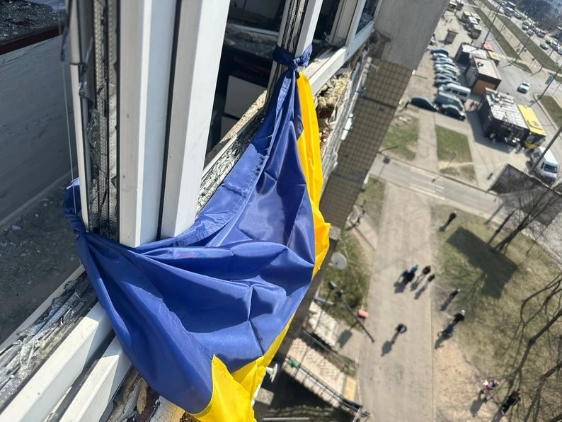 Символ незламності на Сихові: історія прапора, що з’явився на понівеченому балконі