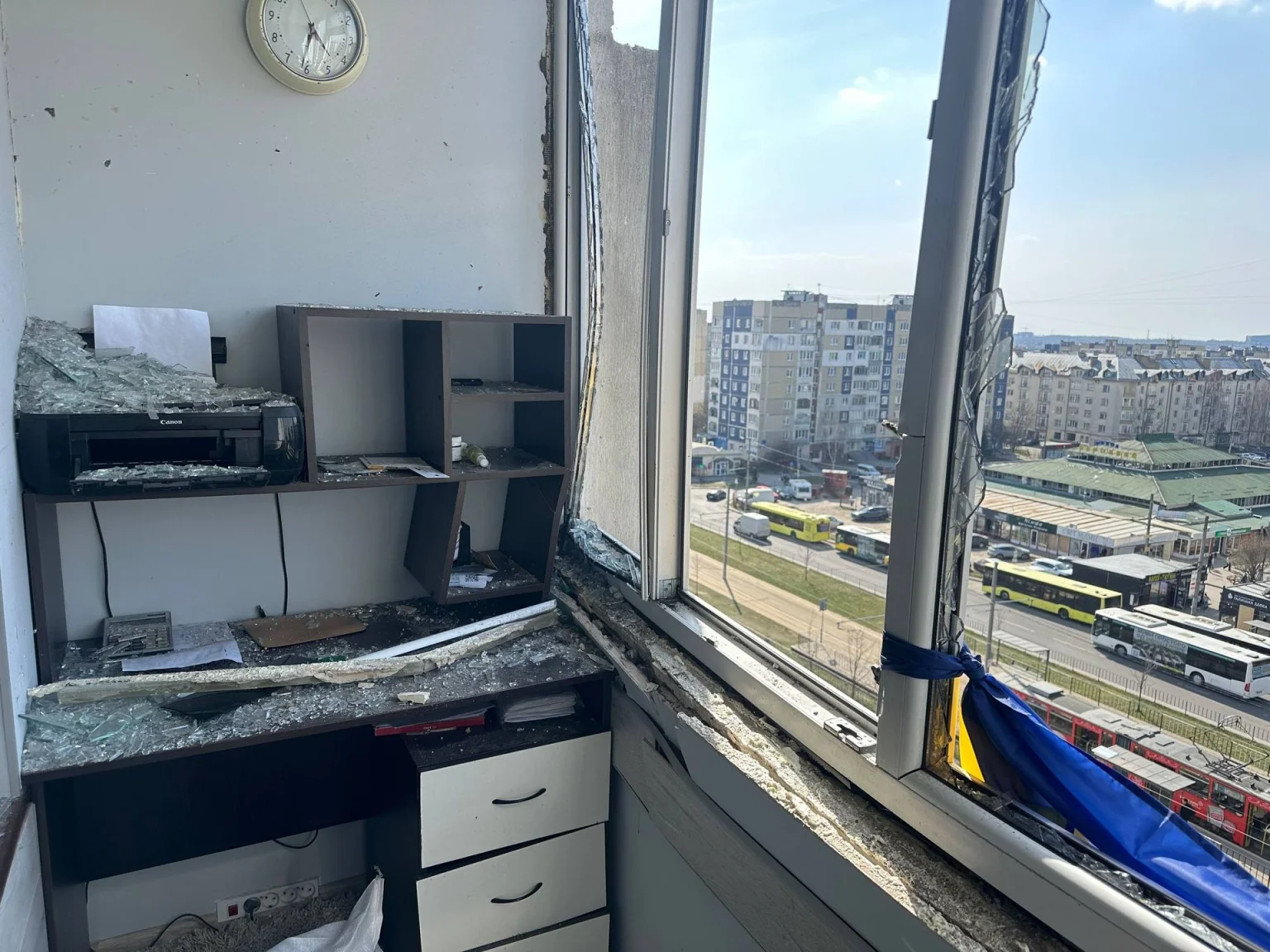 Символ незламності на Сихові: історія прапора, що з’явився на понівеченому балконі
