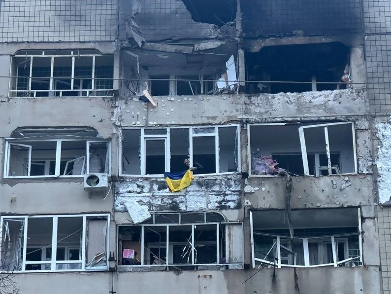 Символ незламності на Сихові: історія прапора, що з’явився на понівеченому балконі
