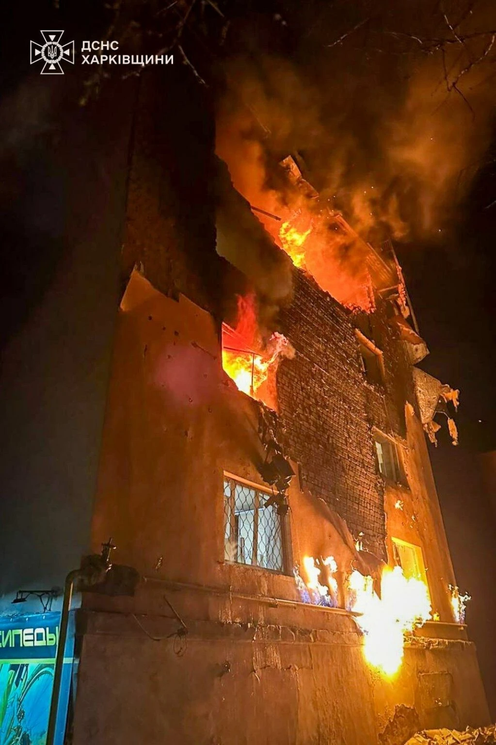 Ворожий дрон спричинив масштабну пожежу в житловій багатоповерхівці Чугуєва
