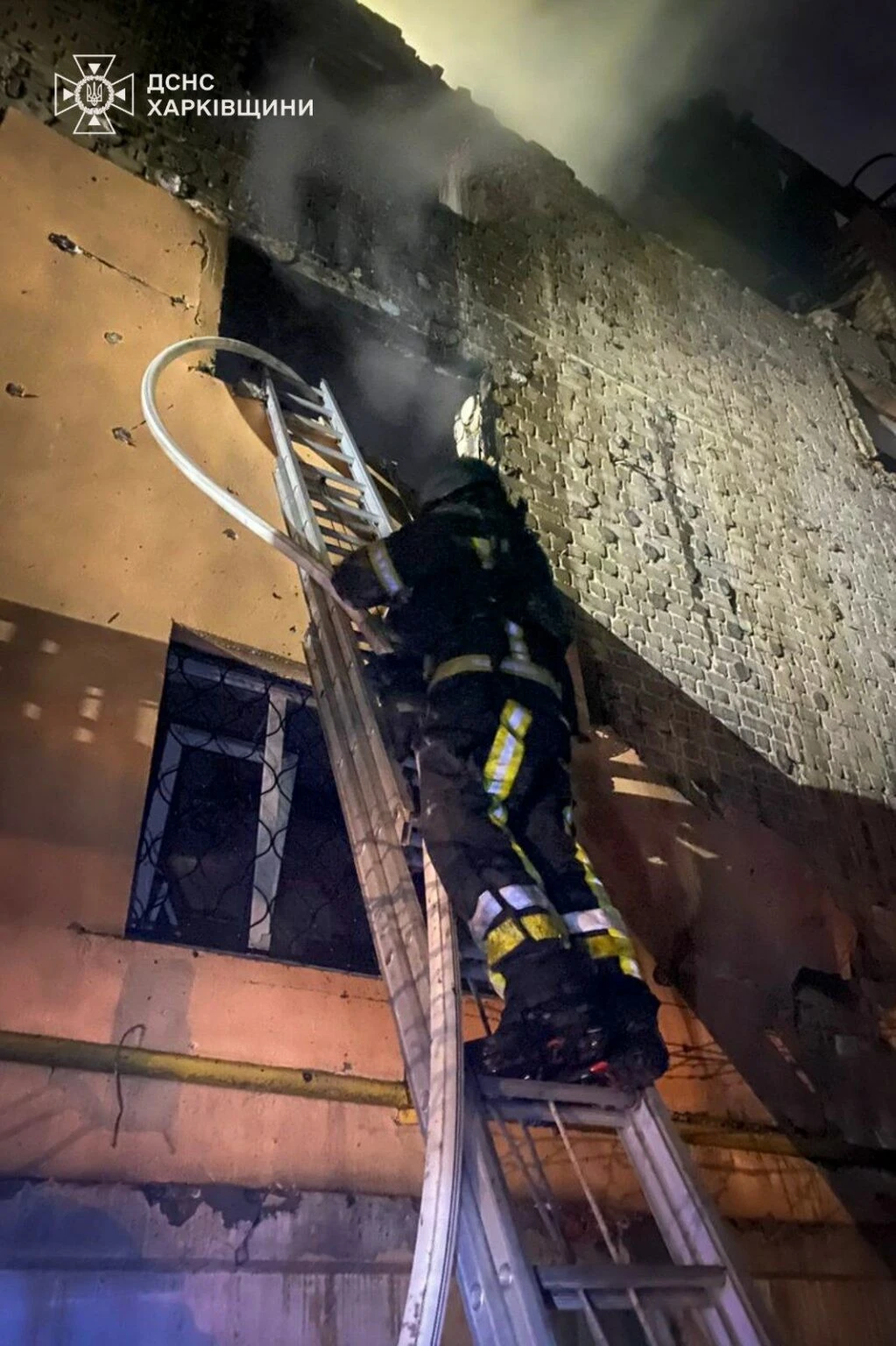Ворожий дрон спричинив масштабну пожежу в житловій багатоповерхівці Чугуєва