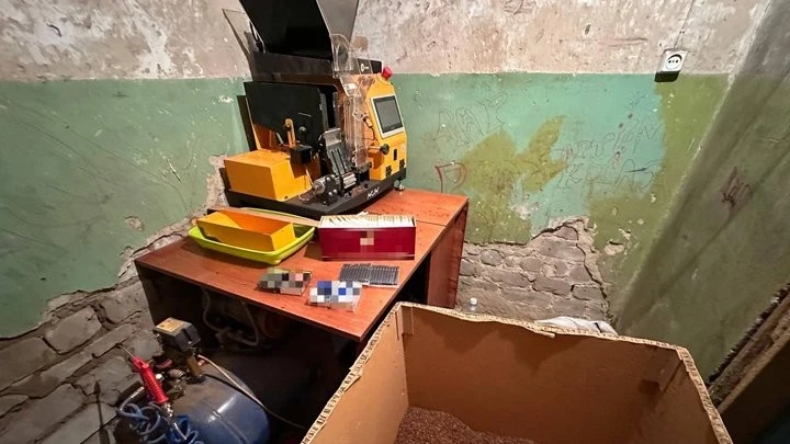 У гаражному кооперативі Харкова викрили підпільне виробництво сигарет із обігом на мільйони гривень