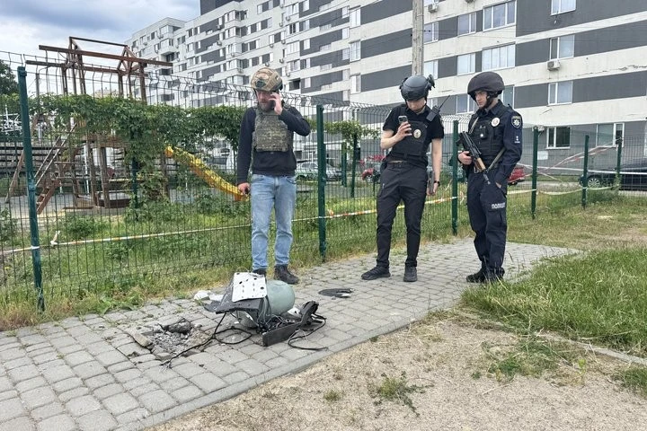 Російський дрон-камікадзе атакував житловий масив у Харкові