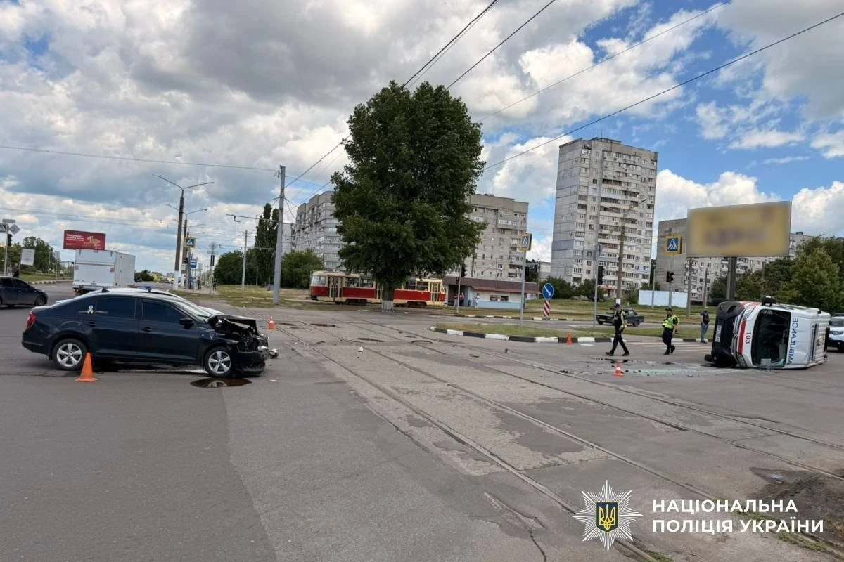 У Харкові карета швидкої допомоги потрапила в аварію: є постраждалі