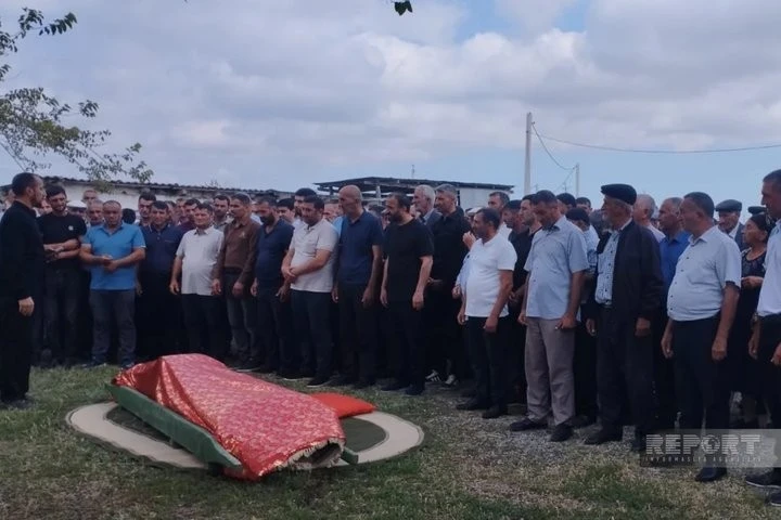 В Азербайджані провели в останню путь студентку, вбиту російською авіабомбою у Харкові