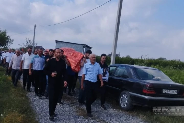 В Азербайджані провели в останню путь студентку, вбиту російською авіабомбою у Харкові